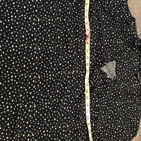 Torrid - Navy with white hearts mixed media top Sz 2 - Picture 3 of 12
